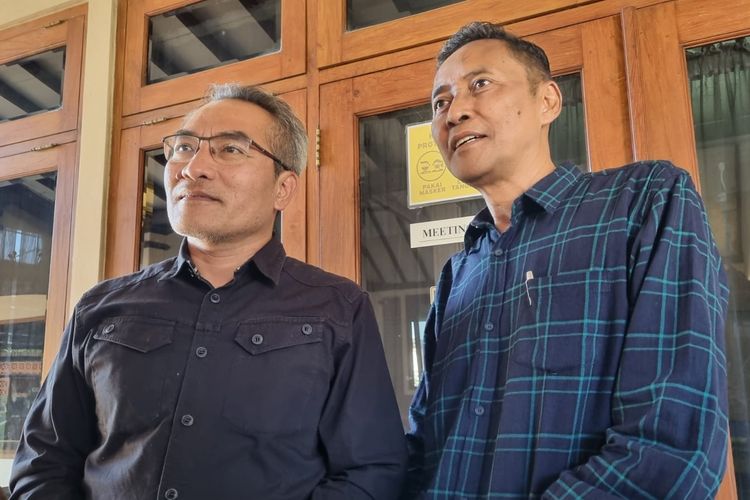 Bupati petahana Abdul Halim Muslih (kiri) dan mantan Kepala Dinas Pekerjaan umum, perumahan dan kawasan pemukiman Aris Suharyanta (kanan) maju dalam pilkada Bantul 2024.