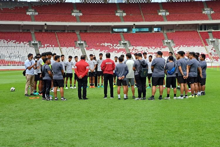 Presiden Joko Widodo menemui skuad tim nasional Indonesia U-20 di Stadion Utama Gelora Bung Karno (SUGBK), Jakarta, Sabtu (1/4/2023) sore.