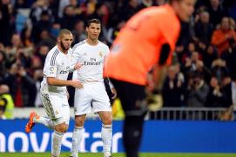 Striker Real Madrid, Karim Benzema (kiri) saat merayakan gol pertamanya ke gawang Celta Vigo dalam lanjutan Liga BBVA di Santiago Bernabeu, Senin (6/1/2014). Madrid menang 3-0 pada laga tersebut. 