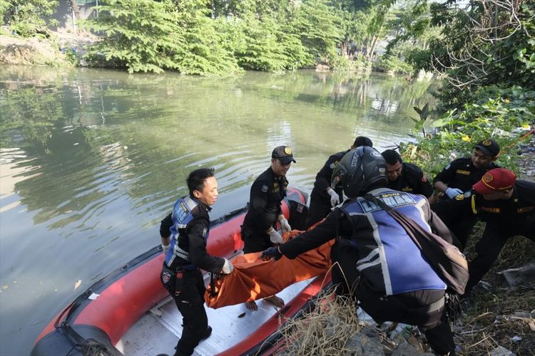 Petugas BPB Linmas Surabaya mengevakuasi mayat mengapung di Sungai Kali Mas, Jalan Karet, Pabean Cantikan, Surabaya, Senin (29/7/2019).