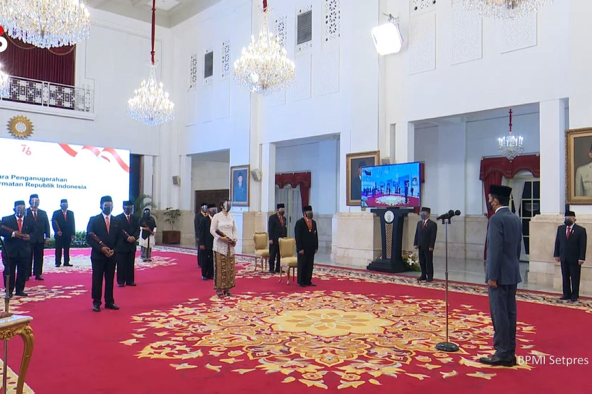 A screen grab of the presentation of honorary medals to hundreds of recipients on the occasion of the 76th anniversary of Independence Day at the State Palace on Thursday, August 12, 2021.  