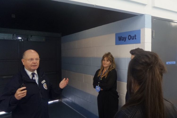 Pemandu tur, Jeff Harrison, sedang memberikan penjelasan dalam tur Stadion Etihad di Manchester, Inggris, pada Senin (8/5/2017).