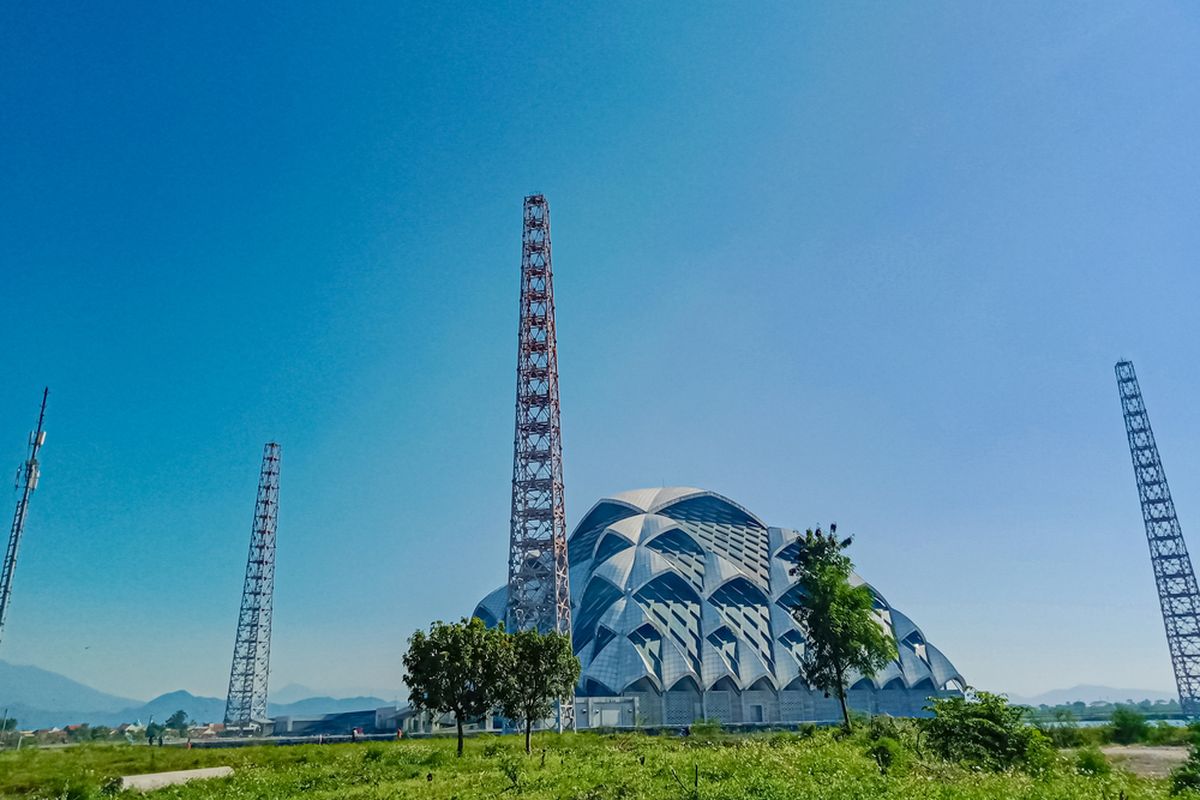 Masjid Al Jabar, destinasi yang kerap dijadikan salah satu tempat wisata Bandung Timur.