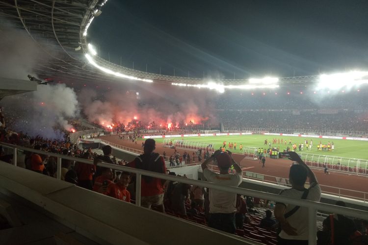 Pesta flare mewarnai laga Persija Jakarta vs Persipura Jayapura yang berlangsung di Stadion Utama Gelora Bung Karno, Jakarta, Kamis (28/11/2019) malam.