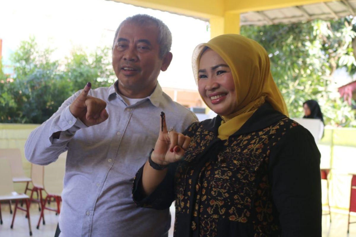 Wali Kota Bekasi, Rahmat Effendi bersama sang istri usai menggunakan hak pilihnya di TPS 01, Kelurahan Pekayon Jaya, Bekasi Selatan, Kota Bekasi, Rabu (17/4/2019).