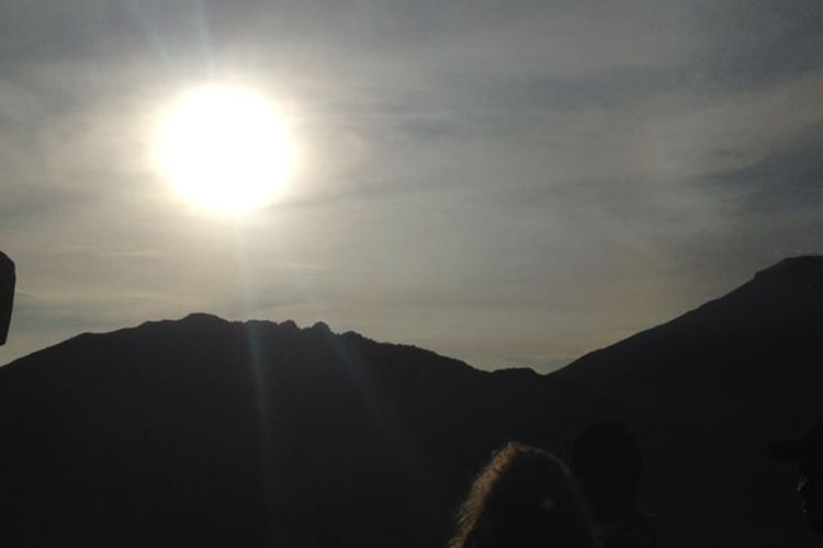 Menikmati matahari pagi di Dataran Tinggi Dieng, Jawa Tengah. Foto diambil pertengahan November 2017.