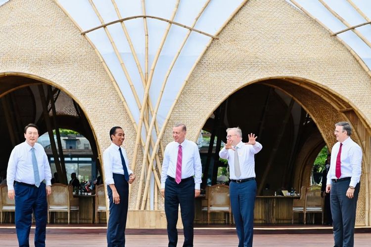 Para pemimpin MIKTA (Meksiko, Indonesia, Korea, Turki, Australia) bertemu dan berfoto bersama di sela-sela Konferensi Tingkat Tinggi (KTT) G20 di The Apurva Kempinski Bali, Selasa, 15 November 2022. 