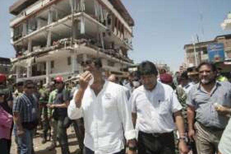 Presiden Bolivia Evo Morales dan Presiden Ekuador Rafael Correa meninjau lokasi korban gempa