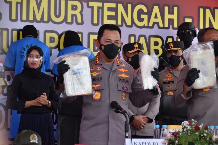 Kapolri Jendral Listyo Sigit Prabowo tengah menjelaskan pengungkapan Sabu dengan berat bruto 1,196 ton di Pantai Madasari, Desa Masawah, Kecamatan Cimerak, Kabupaten Pangandaran, Jawa Barat. Barang bukti satu ton lebih itu diperlihatkan di Pusdik Intelijen, Jalan Cipatik, Kabupaten Bandung.