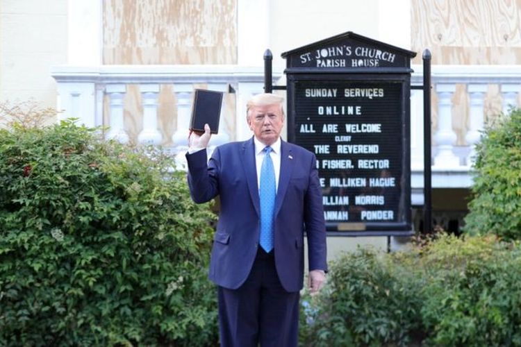 Trump memegang Alkitab di depan Gereja Episkopal St John, tepat di seberang jalan dari Gedung Putih pada Juni 2020.