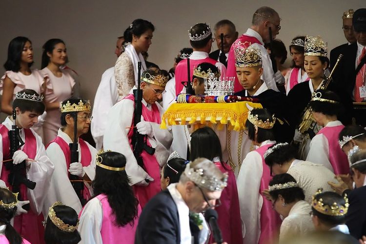 Pemimpin Gereja Perdamaian Dunia dan Unifikasi, Moon Hyung Jin (tengah berbaju hitam) memimpin upacara pernikahan, dan pembaruan janji perkawinan 250 pasangan Rabu (28/2/2018). Ke-250 pasangan tersebut memperbarui janji menggunakan senjata.