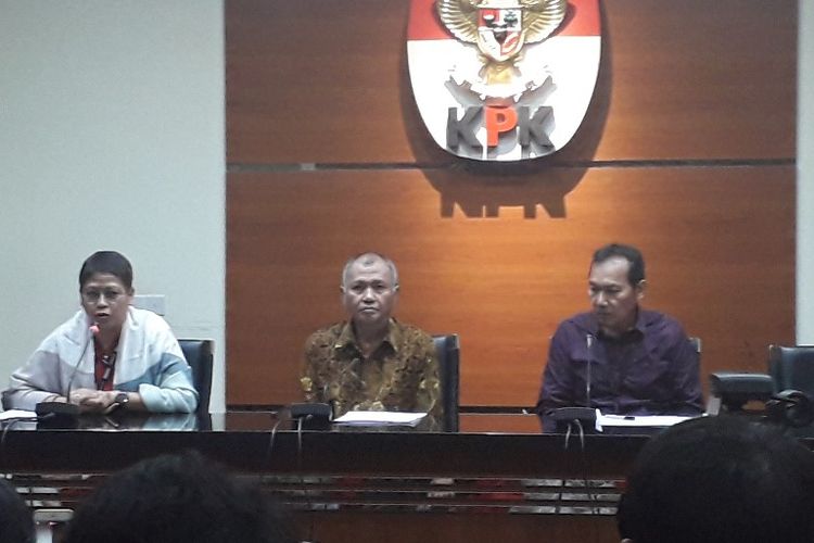 Ketua Komisi Pemberantasan Korupsi Agus Rahardjo (tengah) dalam konferensi pers menyikapi revisi UU KPK di Gedung Merah Putih KPK, Kamis (5/9/2019). 