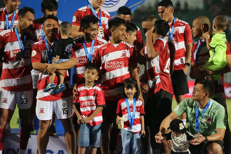Pemain Madura United bersiap foto bersama usai menerima medali posisi kedua Championship Series Liga 1 2023-2024 usai kalah di final leg kedua melawan Persib Bandung yang berakhir dengan skor 1-3 di Stadion Bangkalan, Jumat (31/5/2024) malam.