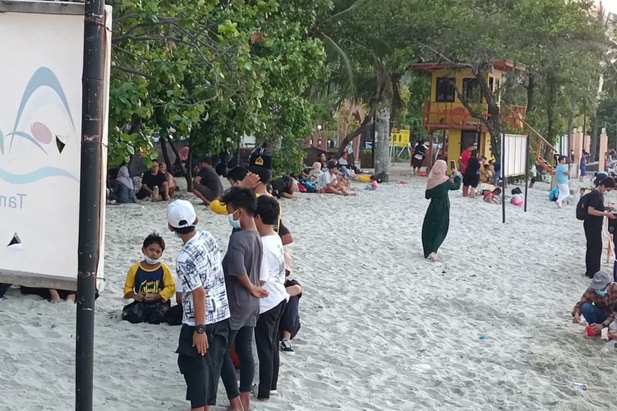 Kawasan Pantai di Ancol Taman Impian, Jakarta Utara kembali diramaikan oleh anak-anak pada Sabtu (23/10/2021).