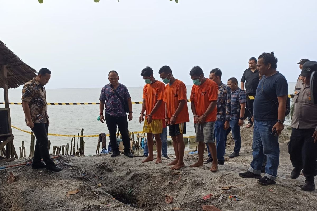 Kasatreskrim Polresta Deli Serdang, Kompol Risqi Akbar saat meminta 3 tersangka sindikat pencuri avtur menunjukkan lokasi merek menyabotase aliran avtur pipa laut dari kapal tanker ke DPPU Bandara Kualanamu, Sabtu (14/2/2025) 