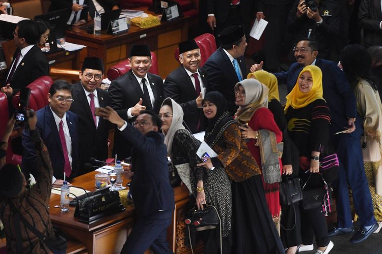 Ketua DPR Bambang Soesatyo (tengah) bersama Wakil Ketua Fadli Zon (kedua kiri), Utut Ardianto (kiri), Agus Hermanto (kedua kanan) dan Fahri Hamzah (kanan) menerima ajakan swafoto sejumlah anggota dewan usai Sidang Paripurna terakhir DPR periode 2014-2019 di Kompleks Parlemen, Senayan, Jakarta, Senin (30/9/2019). Sidang Paripurna itu beragenda mendengarkan pidato pimpinan DPR tentang penutupan masa persidangan dan penutupan masa bakti keanggotaan DPR periode 2014-2019.