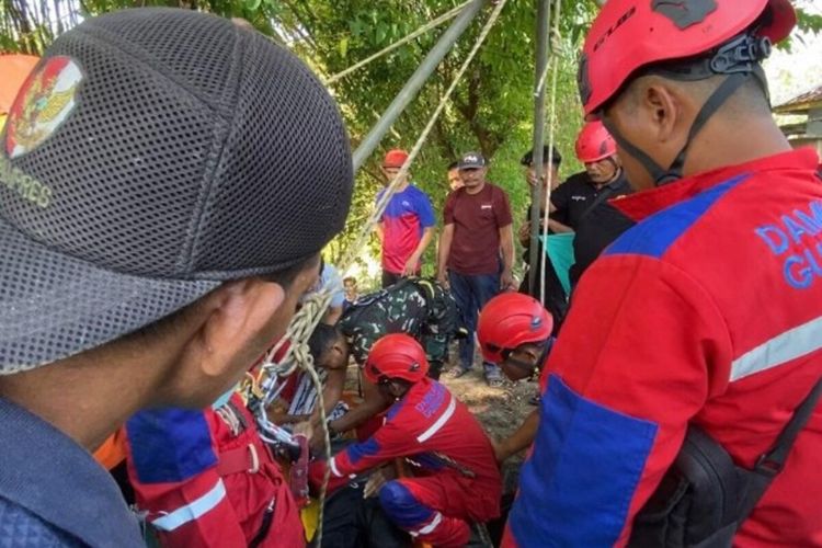 Proses evakuasi kakek tercebur sumur di Kalurahan Beji, Kapanewon Ngawen, Kabupaten Gunungkidul, Daerah Istimewa Yogyakarta, Rabu (8/10/2025) siang