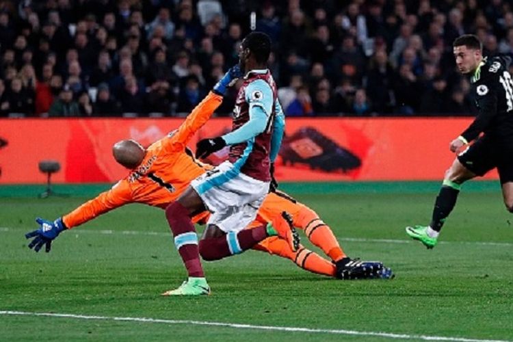 Eden Hazard membuka keunggulan Chelsea atas West Ham United setelah sontekannya menaklukkan kiper Darren Randolph pada pertandingan Premier League di Stadion London, Senin (6/3/2017). 