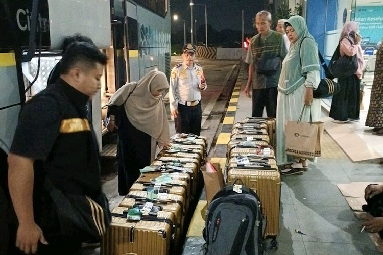Ilustrasi penumpang bus AKAP tiba di terminal pada malam hari.