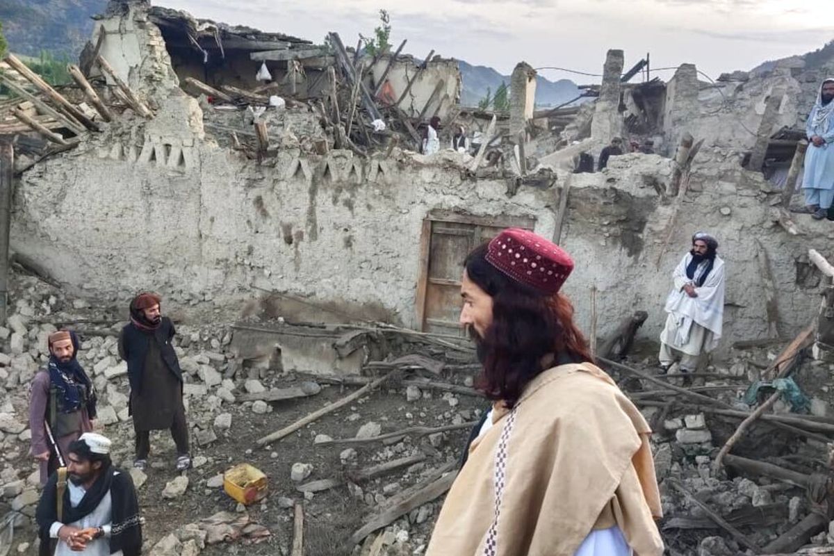 Dalam foto yang dirilis oleh kantor berita Bakhtar ini, warga Afghanistan melihat kehancuran yang disebabkan oleh gempa bumi di provinsi Paktika, Afghanistan timur, Rabu, 22 Juni 2022. 
