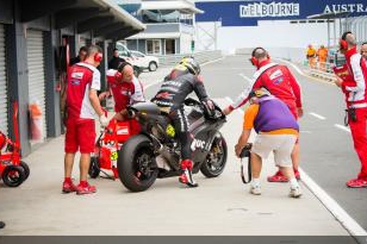 Pebalap Ducati Cal Crutchlow keluar dari garasi Sirkuit Phillip Island, Australia, pada hari ketiga uji coba, Rabu (5/3/2014).
