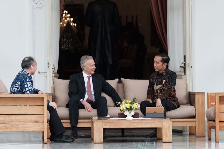 Presiden Joko Widodo menerima kedatangan  CEO Softbank Masayoshi Son dan mantan Perdana Menteri Inggris Tony Blair di Istana Merdeka, Jakarta, Jumat (28/2/2020).. Kedua tokoh tersebut belum lama ini didapuk sebagai anggota dewan pengarah ibu kota baru RI di Penajam Passer Utara-Kutai Kartanegara, Kalimantan Timur.