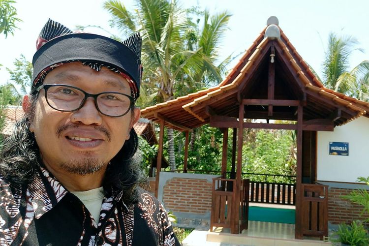  Romo Tiburtius Catur Wibawa mendirikan mushala di Griya Ekologi Kelir di Desa Kelir, Kecamatan Kalipuro, Kabupaten Banyuwangi, Jawa Timur.