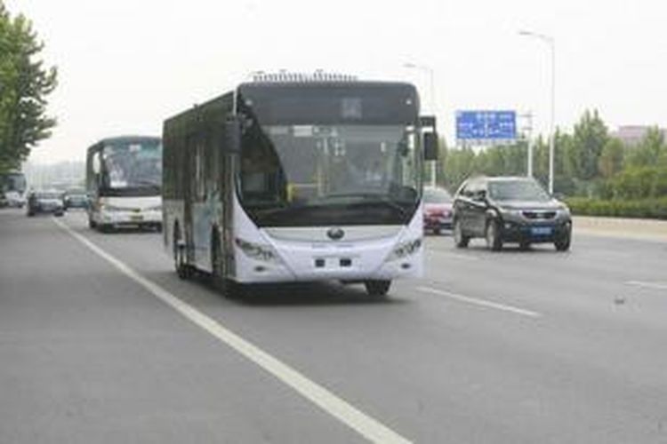 uji coba bus self-driving di jalanan Zhengzhou.
