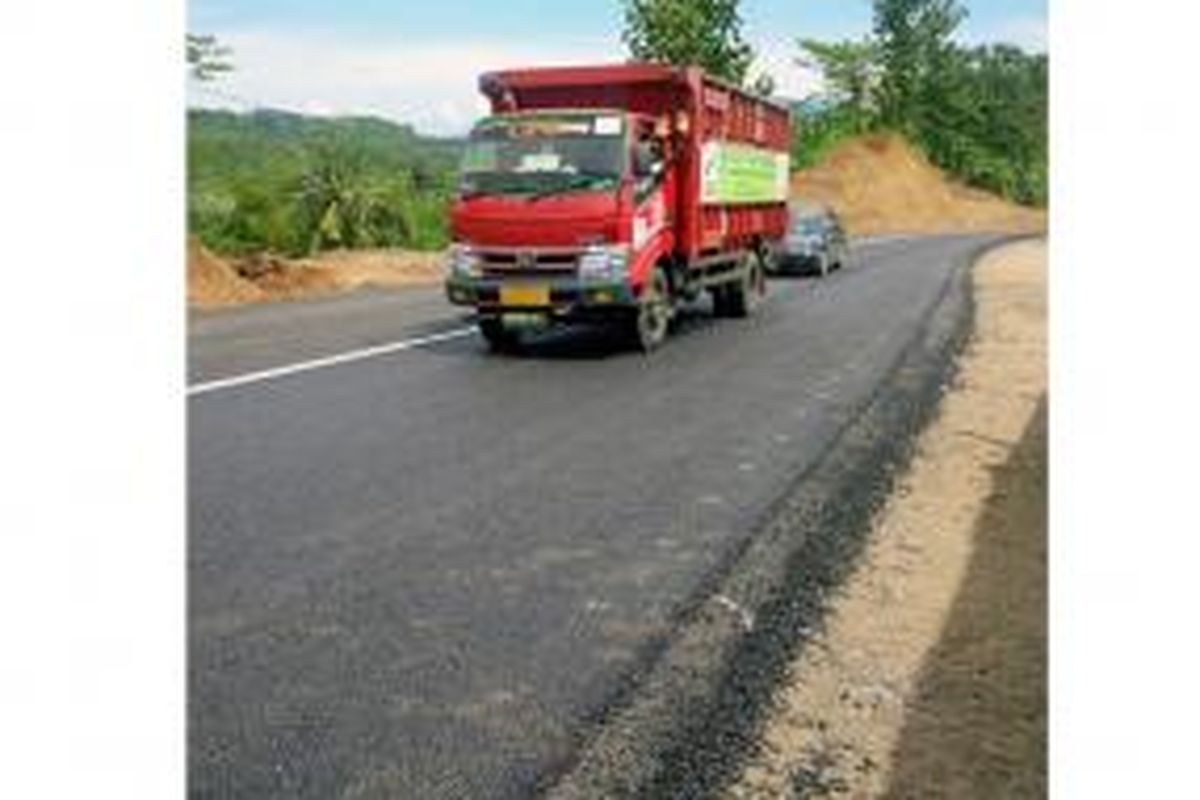 Pembangunan jalan eksisting menggantikan jalur Ciregol di Kecamatan Tonjong, Kabupaten Brebes, Jawa Tengah, yang ambles Sabtu pekan lalu, sudah  mulai dibuka untuk semua jenis kendaraan Senin (20/4/2015)