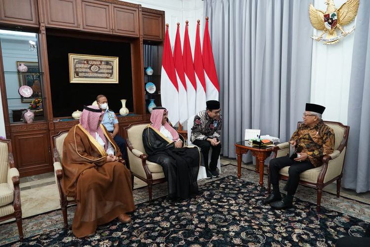 Wakil Presiden Ma'ruf Amin menerima kunjungan Duta Besar Arab Saudi untuk Indonesia, Faisal bin Abdullah Al-Amudi di kediaman resmi wakil presiden, Jalan Diponegoro, Jakarta, Kamis (25/5/2023).