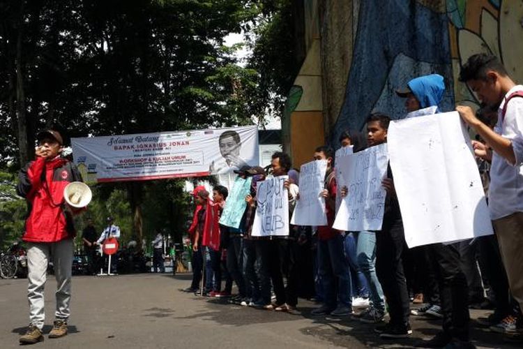 Sejumlah mahasiswa dari Ikatan Mahasiswa Muhammadiyah (IMM) se-Malang Raya saat menggelar aksi demonstrasi menyambut kedatangan Menteri ESDM Ignasius Jonan di Universitas Muhammadiyah Malang, Selasa (21/2/2017)