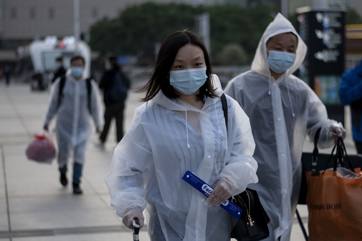 Orang-orang mengenakan masker sampai di Stasiun Kereta Hankou, Wuhan, untuk menumpang kereta pertama setelah pemerintah mencabut lockdown guna menangkal virus corona pada 8 April 2020. Sudah 76 hari warga ibu kota Hubei tersebut dikarantina demi mencegah penyebaran wabah.