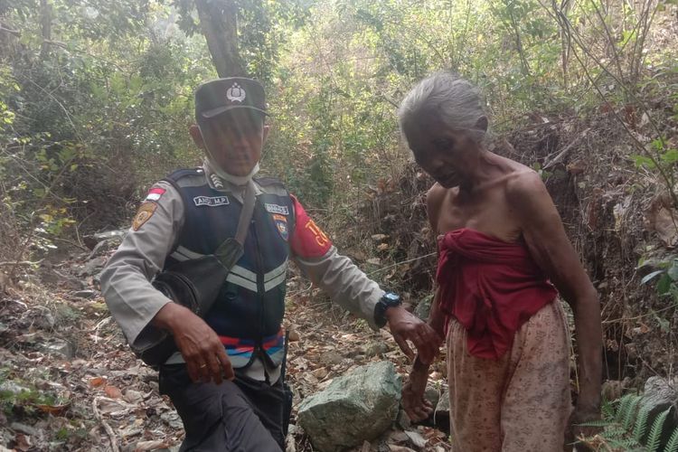 Bripka Andi ketika menemukan nenek yang hilang di hutan.