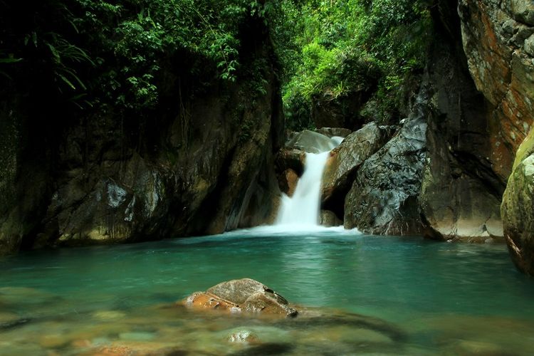 Ilustrasi Curug Leuwi Hejo, Bogor. Salah satu alternatif wisata di Bogor selain Puncak. 