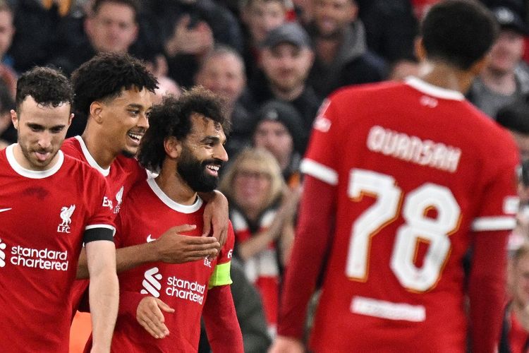 Penyerang Liverpool, Mohamed Salah, merayakan gol ke gawang Toulouse di ajang Liga Europa di Stadion Anfield pada Jumat (27/10/2023) dini hari WIB.