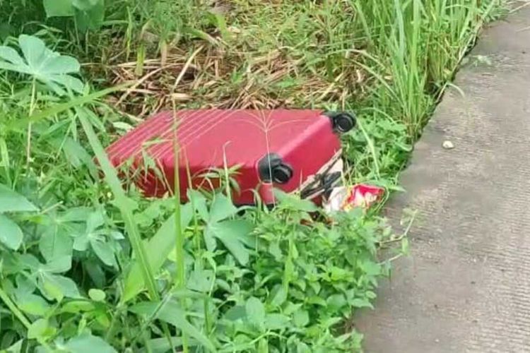 Temuan mayat dalam koper merah di pinggir Jalan Kampung Baru, Desa Singabangsa, Kecamatan Tenjo, Kabupaten Bogor, Jawa Barat, Rabu (15/3/2023).