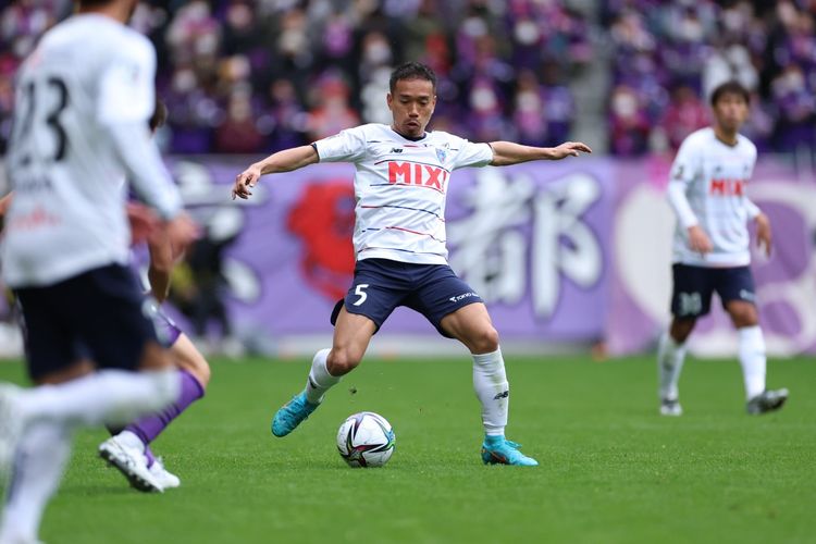 Bek timnas Jepang Yugo Nagatomo saat membela timnya di J League. Terkini, Nagatomo ikut membantu timnas Jepang saat menang 2-1 atas Spanyol pada matchday terakhir Grup E Piala Dunia 2022 Qatar, Jumat (2/12/2022) dini hari WIB.