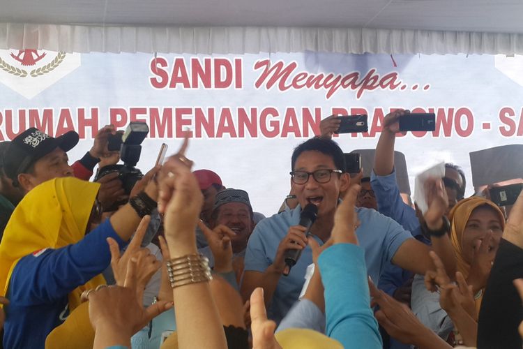 Calon wakil presiden nomor urut 02 Sandiaga Salahudin Uno saat menghadiri Rumah Pemenangan Prabowo - Sandi di Perumahan Permata Jingga, Kota Malang, Rabu (5/12/2018)