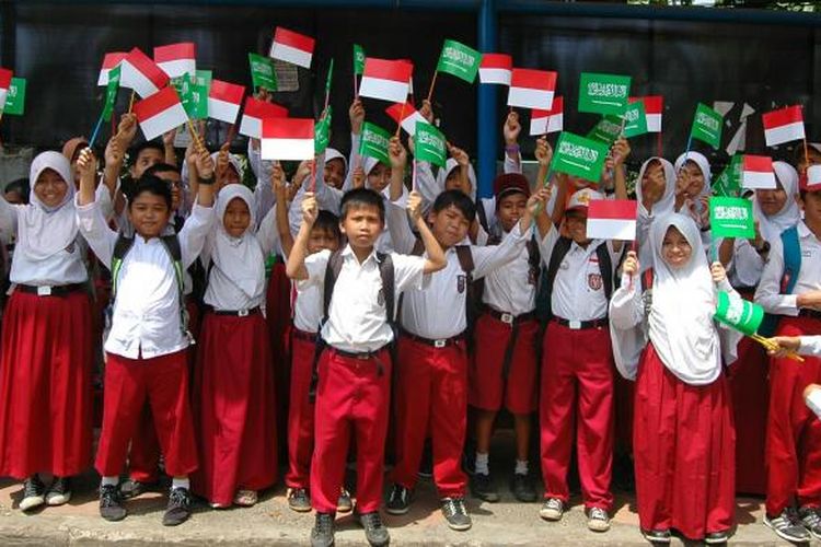 Sejumlah pelajar SD di Bogor siap menyambut kedatangan Raja Arab Saudi, Salman bin Abdul Aziz Al Saud di Istana Bogor, Rabu (1/3/2017) dengan membawa bendera Arab Saudi dan Indonesia. 
