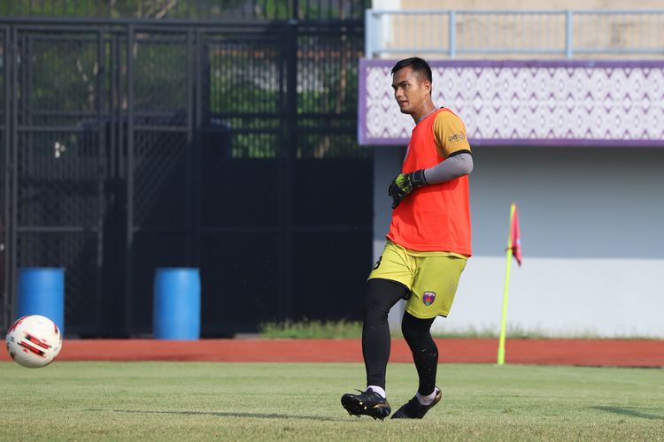 Penjaga gawang pinjaman dari Persib Bandung untuk Persita Tangerang Dhika Bayangkara. Dhika mendapat kontrak dengan Persita Tangerang satu musim yakni pada 2021-2022.
