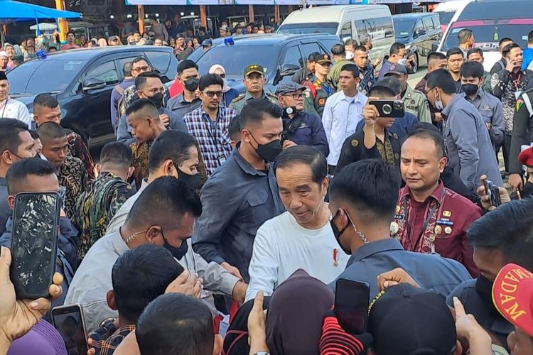 Presiden Joko Widodo (Jokowi) mengunjungi pedagang di Pasar Batuphat, Kecamatan Muara Dua, Kota Lhokseumawe, Provinsi Aceh, Jumat (10/2/2023).