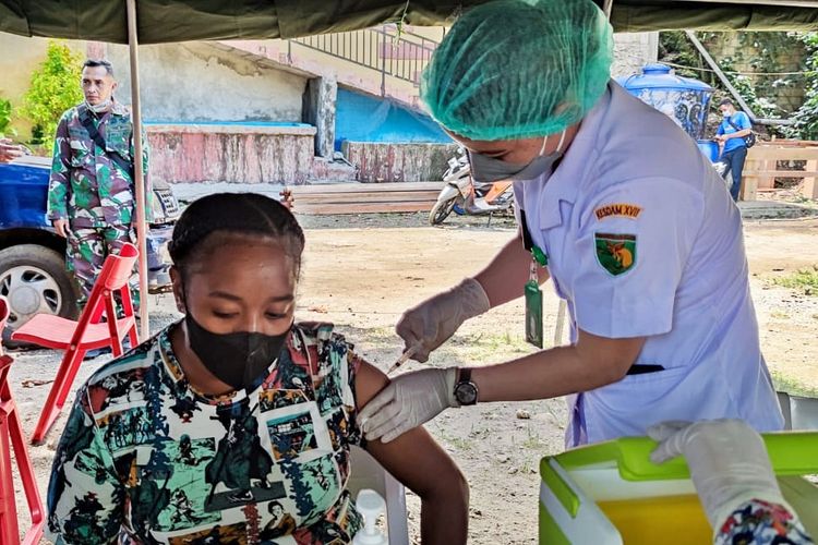 Pelaksanaan vaksinasi yang dilakukan Kodam XVII/Cenderawasih, di RT 04 Kelurahan Argapura, Distrik Jayapura Selatan, Kota Jayapura, Papua, Sabtu (25/9/2021)