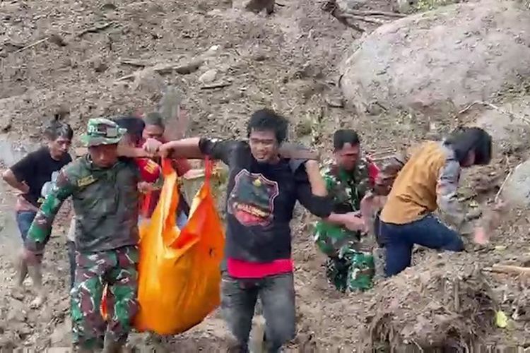 Tim SAR gabungan mengevakuasi korban longsor di lingkungan Palangka, Kelurahan Manggau, Kecamatan Makale, Tana Toraja, Sulawesi Selatan, Minggu (14/4/2024)