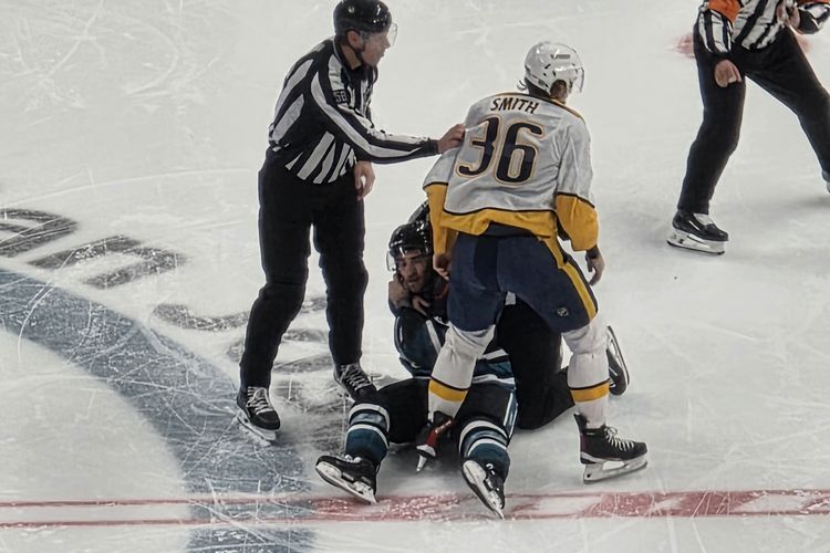 Detail yang ditangkap oleh kamera telefoto Samsung S25 Ultra memperlihatkan wajah pemain dan wasit setelah gelut. Foto ini kami ambil dari bangku tribun paling atas stadium SAP Center, San Joser, California di pertandingan Hoki antara San Jose Sharks vs Nashville Predators.