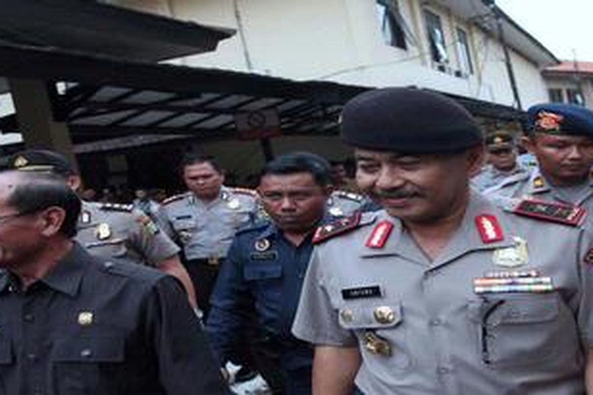 Kapolda Metro Jaya, Irjen Untung S. Rajab (kanan)  usai mengunjungi John Kei di Ruang Perawatan Tahanan  Rumah Sakit Pusat Kepolisian R.S. Soekanto, Kramat Jati, Jakarta Timur, Selasa (21/2/2012). Kapolda menegaskan bahwa kunjungan tersebut adalah kunjungan rutin kepada tahanan.