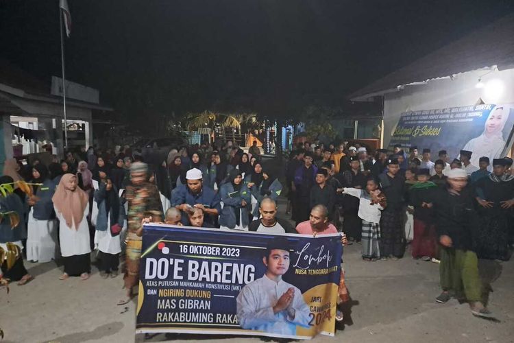 Suasana doa bersama para santri di Lombok Tengah mendukung Gibran sebagai Cawapres 2024