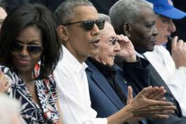 Presiden AS Barack Obama bersama istri, Michell dan Presiden Kuba Raul Castro menyaksikan pertandingan baseball di Havana, Selasa malam (22/3/2016).  