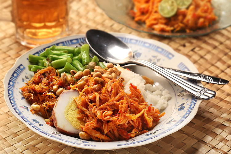 Kuliner populer Mandalika Nasi Balap Puyung yang disajikan dengan aneka ragam menu makanan yang menggugah selera.