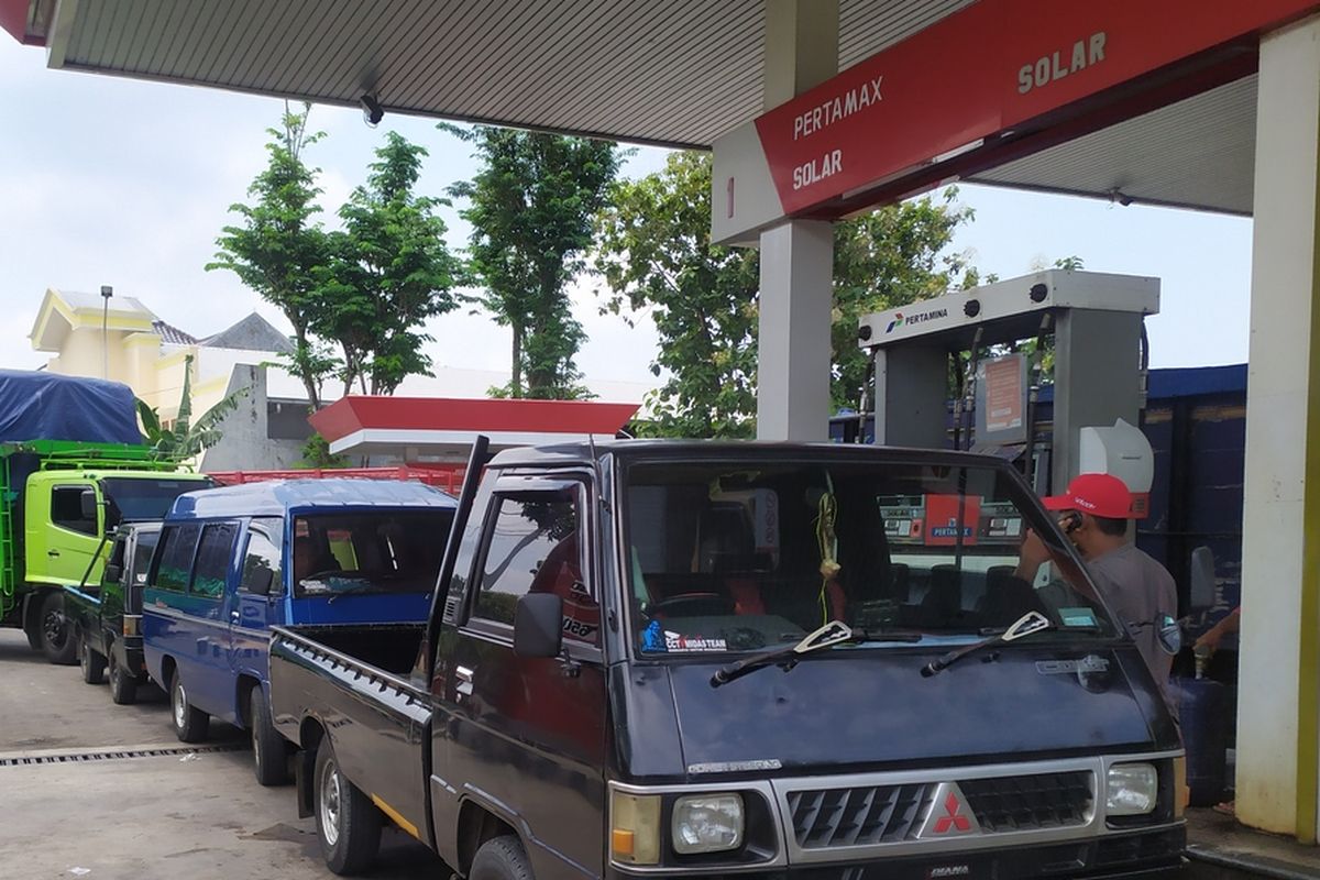 Antrean kendaraan di SPBU Desa Buddagan Kecamatan Pademawu untuk membeli Solar Kamis (31/3/2022) yang dipicu karena adanya informasi kenaikan harga BBM.