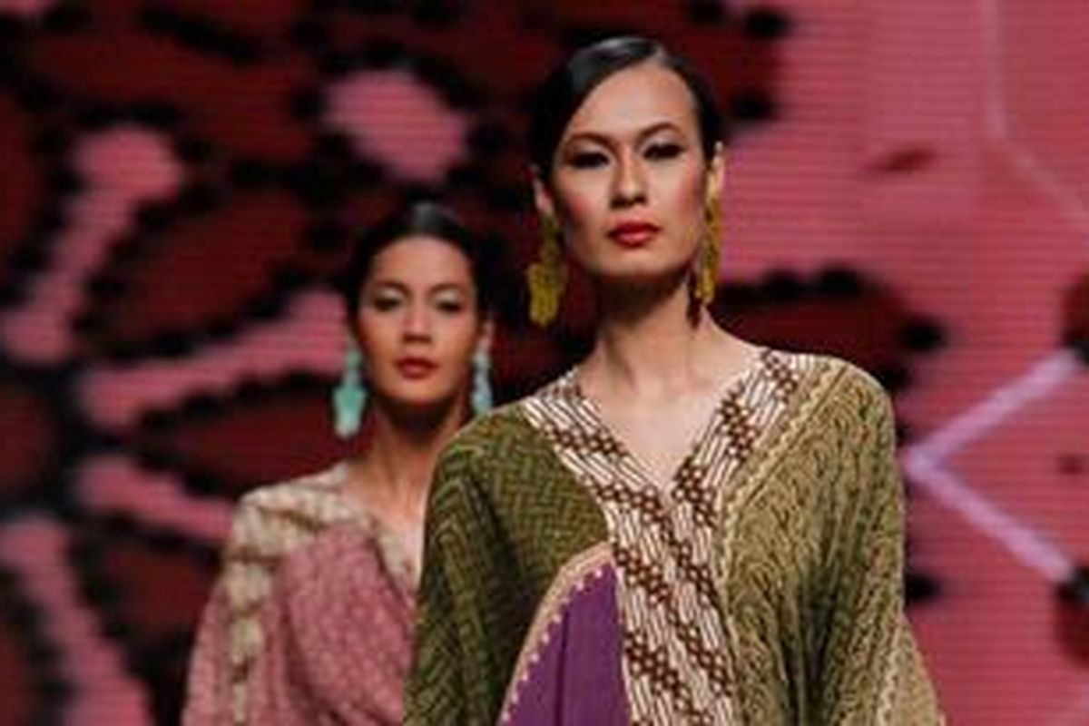 Model memeragakan batik Danar Hadi rancangan Oscar Lawalata di pekan mode Jakarta Fashion Week 2012.